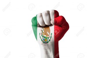 Puño de una mano con la bandera de mexico